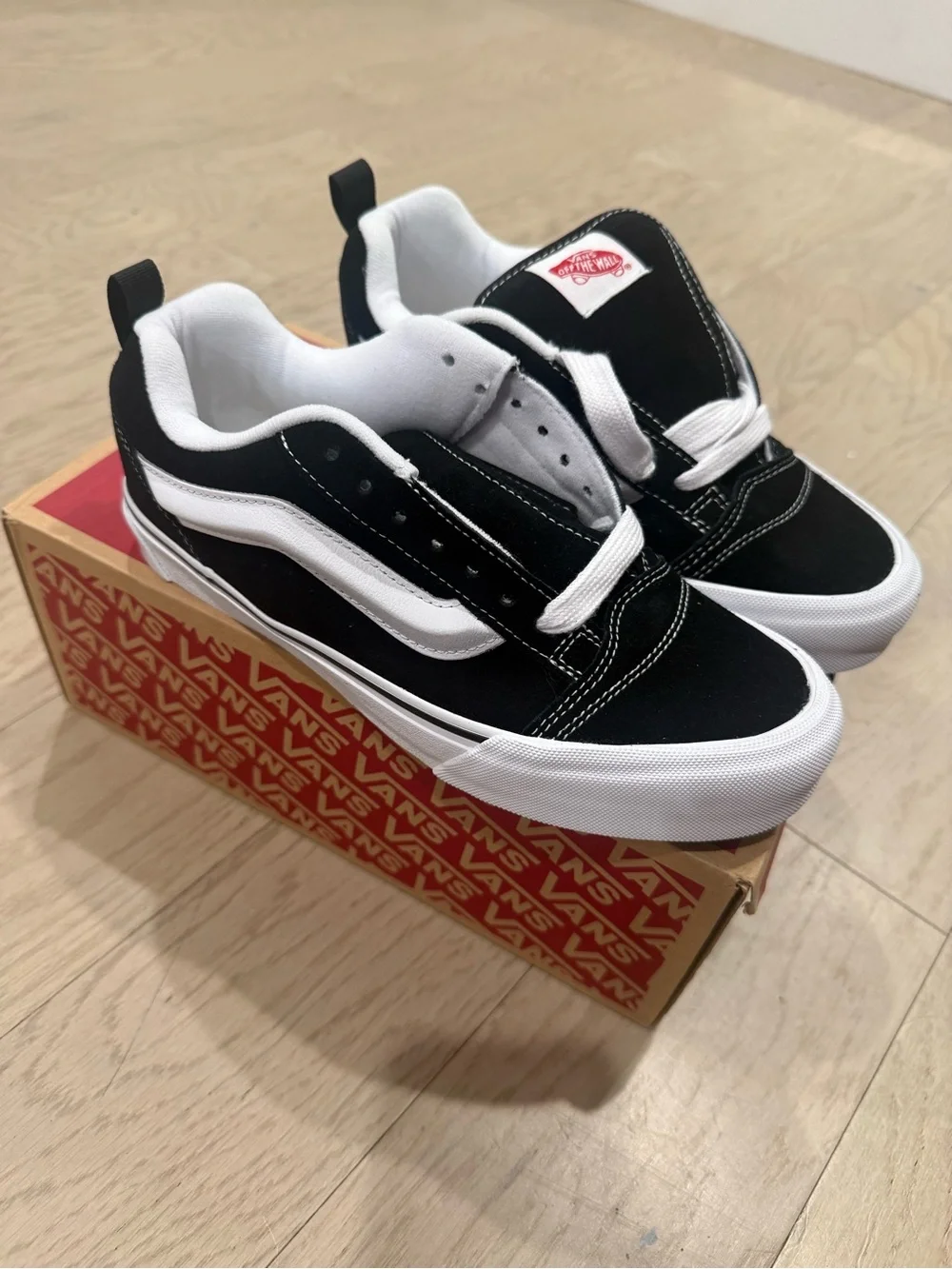 NWT Vans Knu Skool Low Top Sneakers in Black and White (Size: M 7 / W 8.5)
